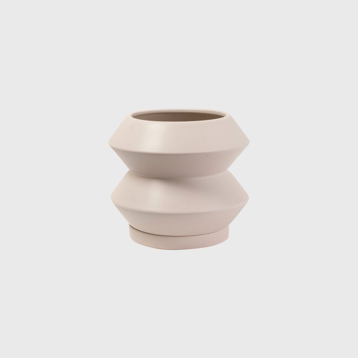 Hanover planter in parchment viewed side on, showing the ribbed base and saucer