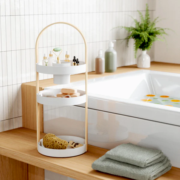 Bellwood organiser holding brushes and sponges beside a bath with folded towels