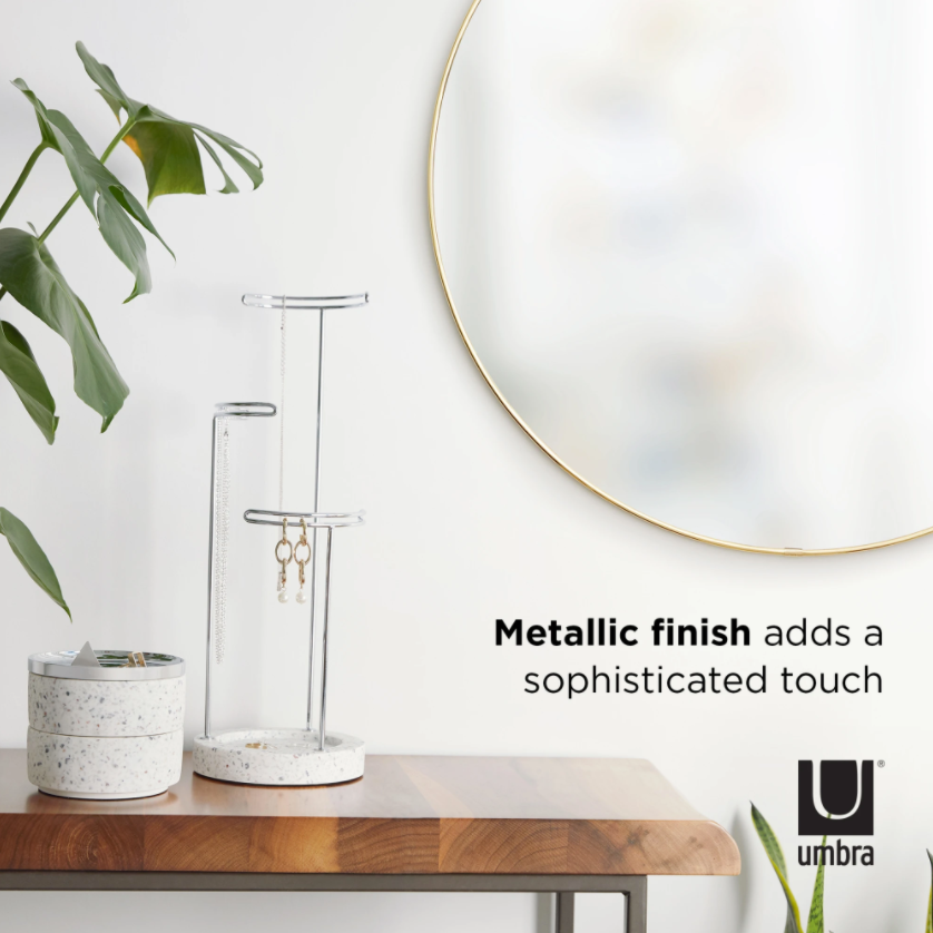 Metal finish adds a sophisticated touch to the HUBBA MIRROR 86cm BRASS, which features a decorative metal frame by Umbra.