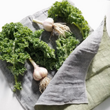 Kale and garlic on a Nawrap green cloth with high water absorbency, the RIB DISHCLOTH 35 X 35CM.