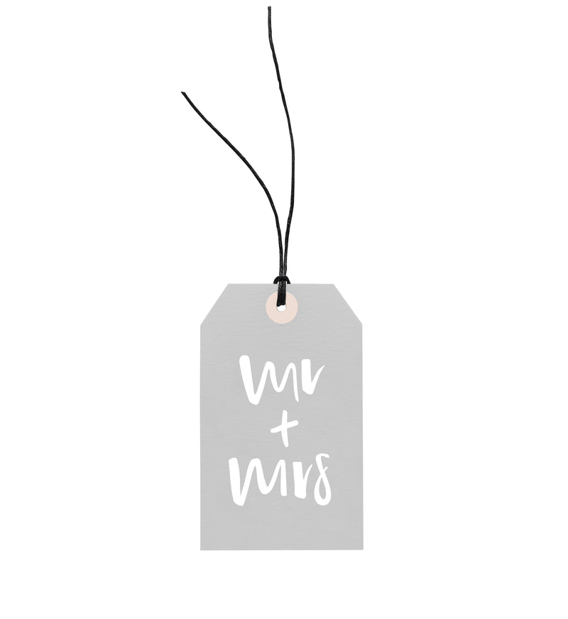 This Emma Kate Co Mr + Mrs gift tag is beautifully crafted using art stock and comes with hemp twine for easy attachment. Perfect as a thoughtful addition to any gift.