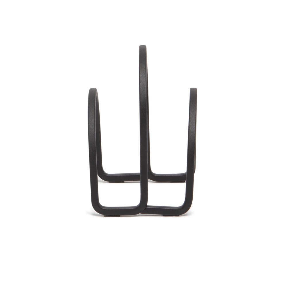 Umbra Squire napkin holder in black seen from the end, upright wire arches